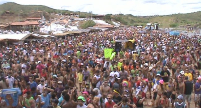 Foliões as margens do Rio Banabuiú Foliões as margens do Rio Banabuiú