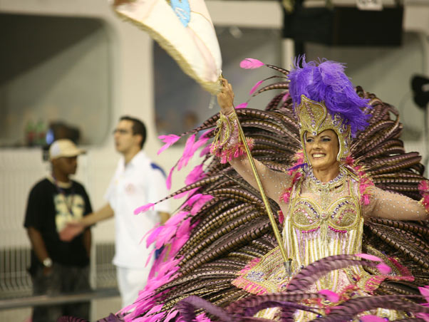 Porta-Bandeira da Rosas de Ouro durante desfile no Anhemb Porta-Bandeira da Rosas de Ouro durante desfile no Anhemb