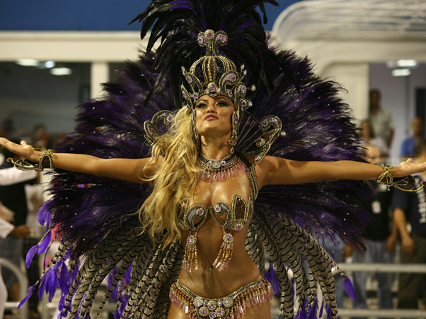 A modelo Ellen Rocche foi rainha de bateria da escola (Foto: Daigo Oliva / G1) A modelo Ellen Rocche foi rainha de bateria da escola (Foto: Daigo Oliva / G1)