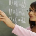 professor apagando quadro