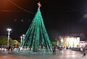 SERTÃO CENTRAL - NATAL de LUZ > Em Qixeramobim, mais uma vez a Praça Capitão Dias Ferreira, no Centro da cidade, ganhou ornamentação especial para as festas de fim de ano.   CRÉDITO: FERNANDO IVO