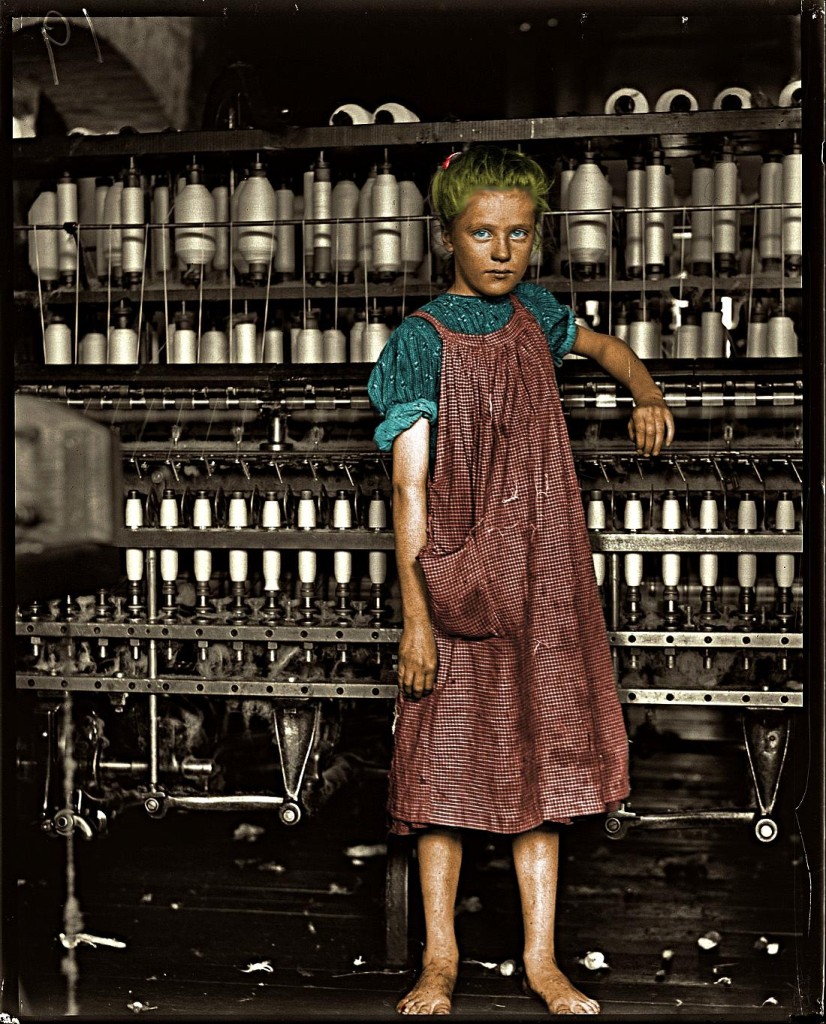 Uma menina descalça trabalha em uma fábrica têxtil de Nova Inglaterra, 1910