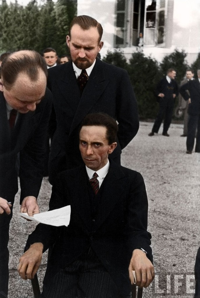 Joseph Goebbels encarando o fotógrafo Alfred Eisenstaedt depois de descobrir que ele era judeu, 1933