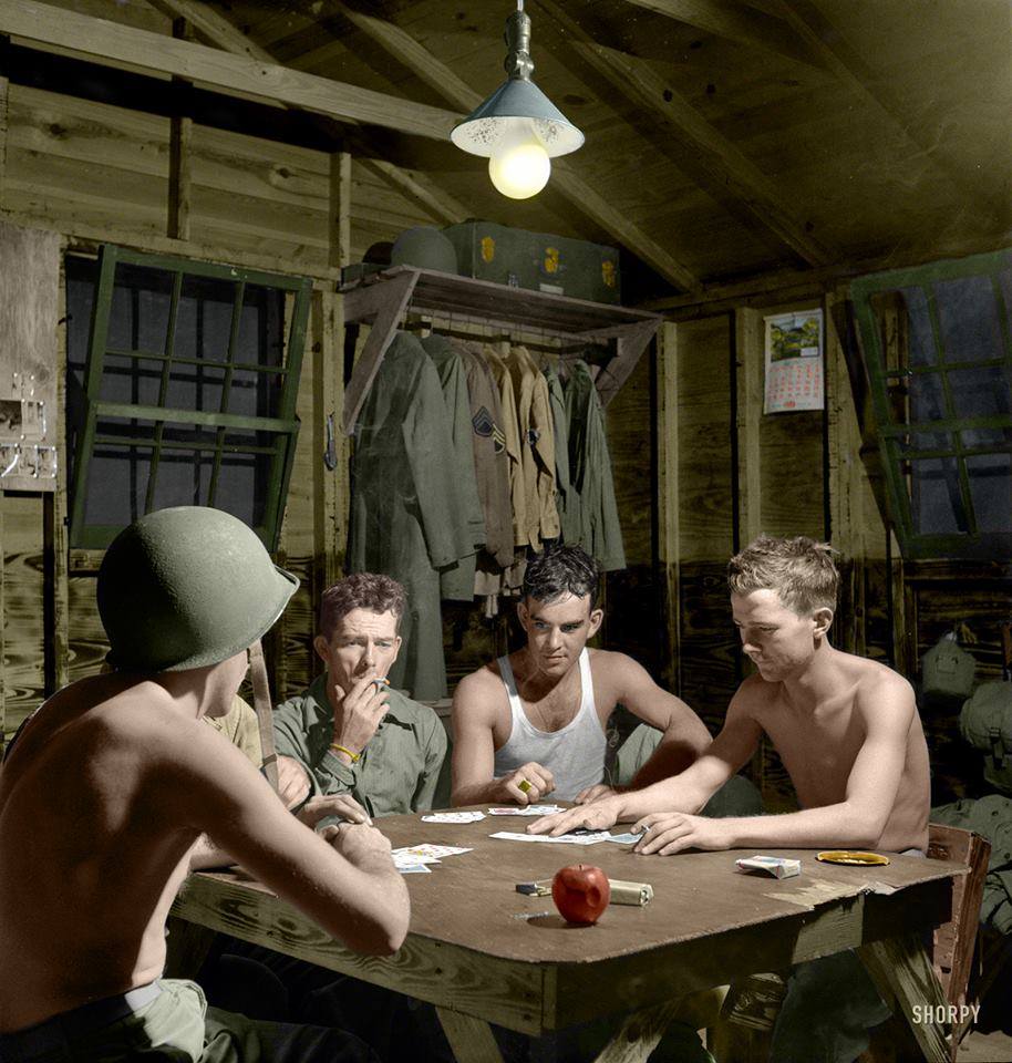 Homens do Air Service Command em um jogo de cartas, na Carolina do Sul, em 1943