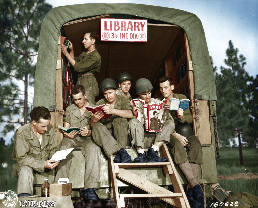 Biblioteca móvel da 31ª divisão de infantaria das Forças Armadas americanas, em Los Angeles, 1943
