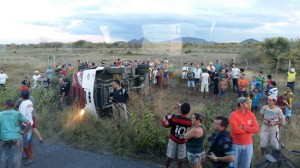 O carro forte virou ao ser interceptado pela quadrilha