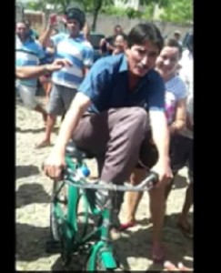 Prefeito interino chega de bicicleta na prefeitura