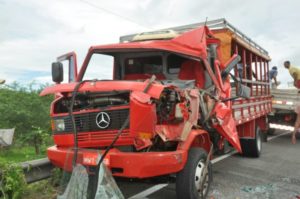 Com a colisão, a parte frontal do caminhão pau-de-arara ficou praticamente toda destruída. Foto: Chico Javali.