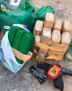 Armas de fogo e cerca de 17 quilos de drogas são apreendidos em operação no interior do Ceará Armas de fogo e cerca de 17 quilos de drogas são apreendidos em operação no interior do Ceará